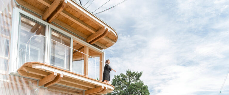 VIVIENDA DE CUBIERTA DEFORMADA DE FURANO #Arquitecturademadera