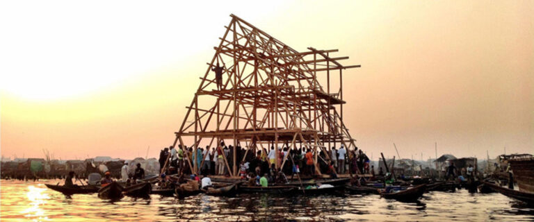 LA TRISTE HISTORIA DE LA ESCUELA FLOTANTE DE MAKOKO #Arquitecturademadera