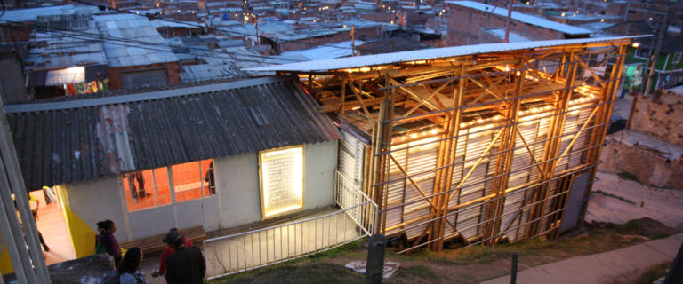 LA POTOCINE: LA PRIMERA SALA DE CINE COMUNITARIO EN CIUDAD BOLÍVAR, BOGOTÁ  #Arquitecturademadera