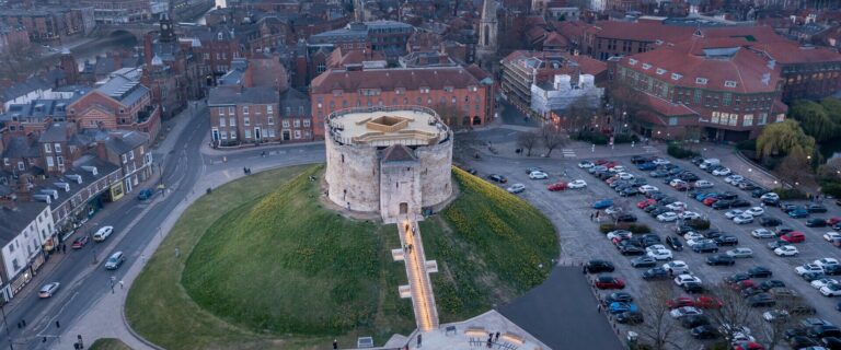 INTERVENCIÓN EN LA TORRE DE CLIFFORD, YORK #Arquitecturademadera